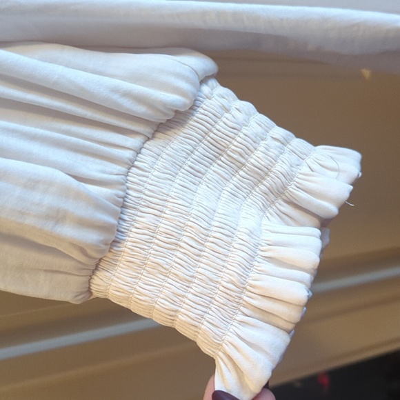 NWOT Cream V neck blouse Size M - Picture 4 of 5